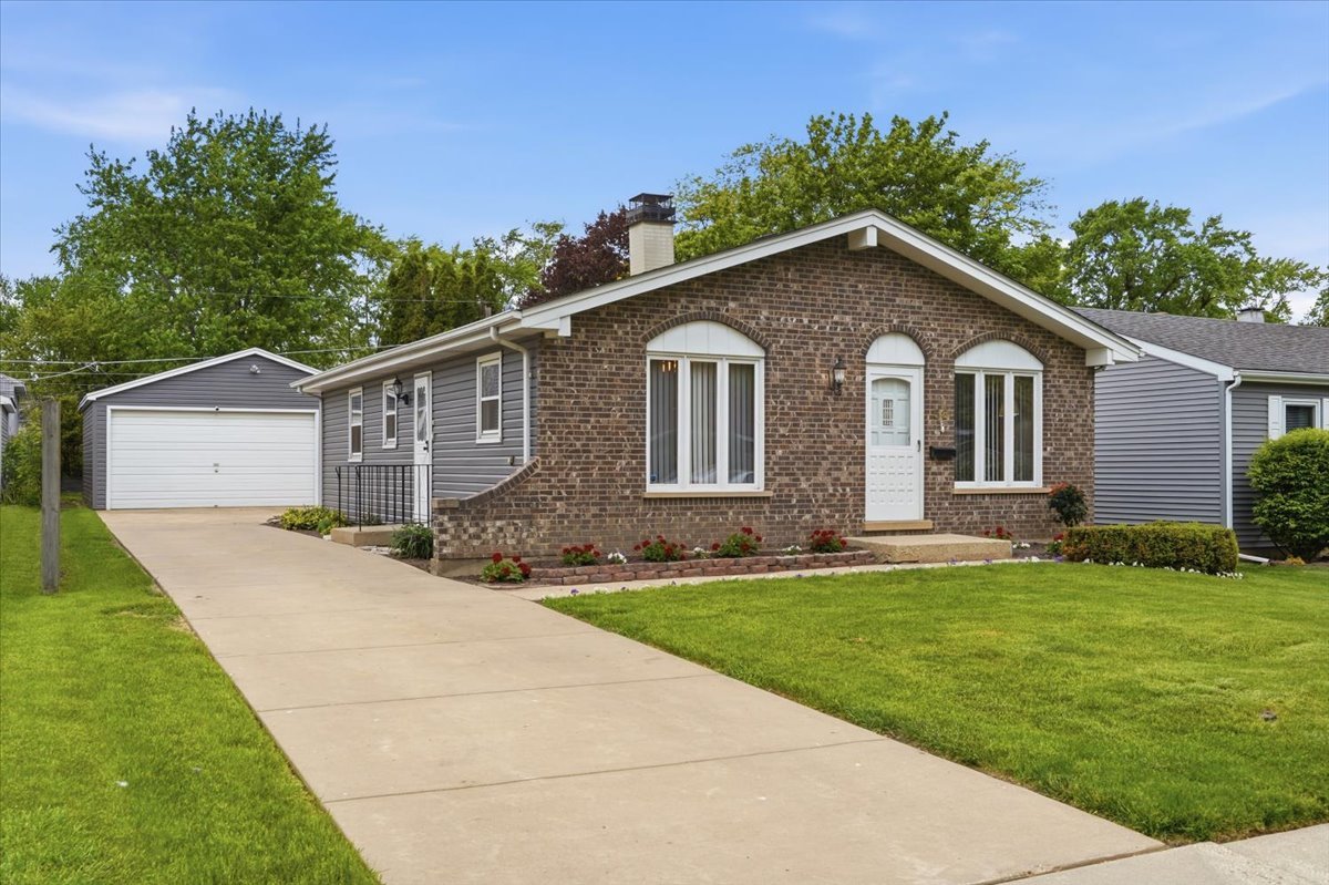 Tower Lakes IL brick ranch home in lake community — carpet cleaning service area