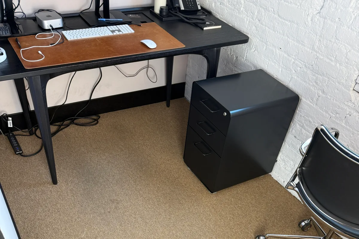 Clean office carpet in a Chicago meeting room after hot water extraction